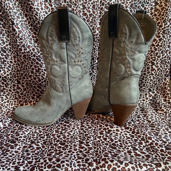 Very Volatile Shoes - Gray Heeled Cowboy Boots — Sz 9
